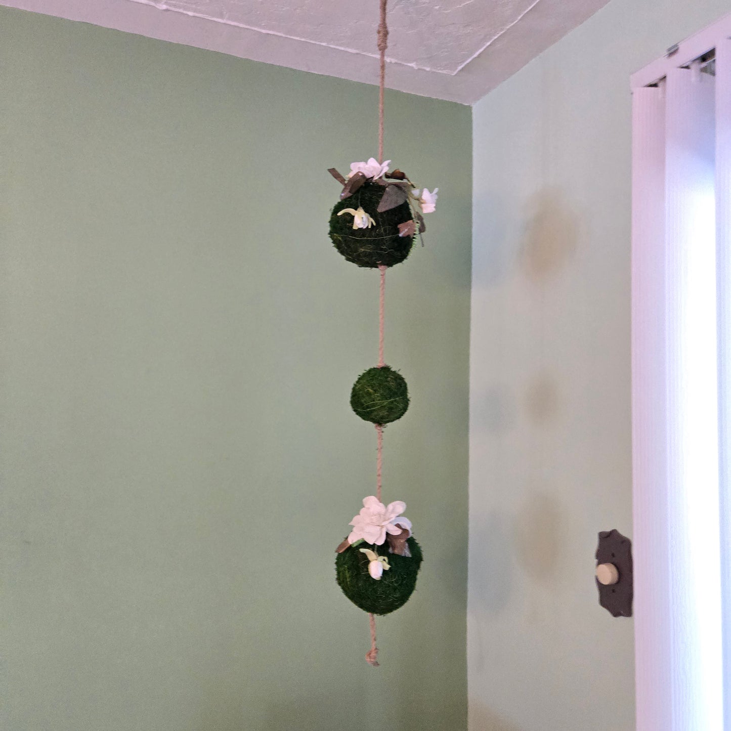 Trio de sphères naturalisées suspendues – 44 po