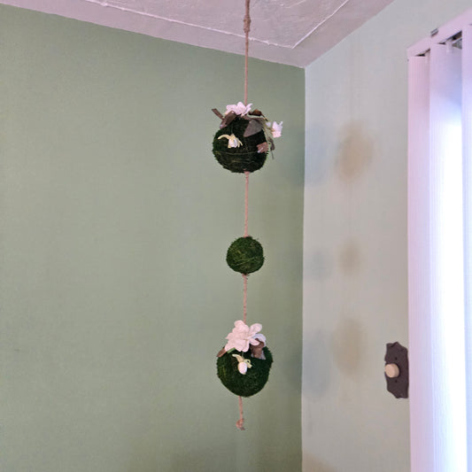 Trio de sphères naturalisées suspendues – 44 po